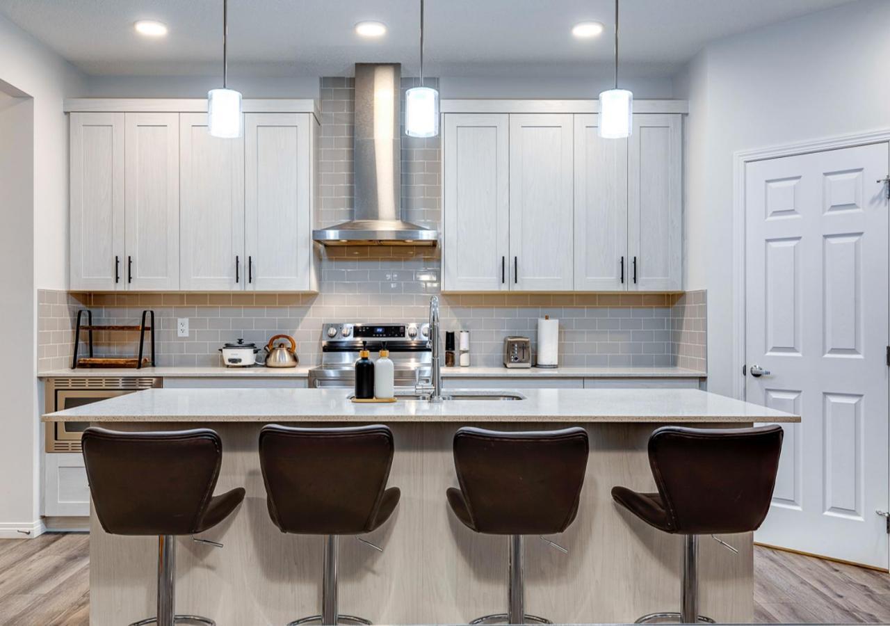 Stylish/4bedroom/freeparking/indoorfireplace Hébergement de vacances Calgary