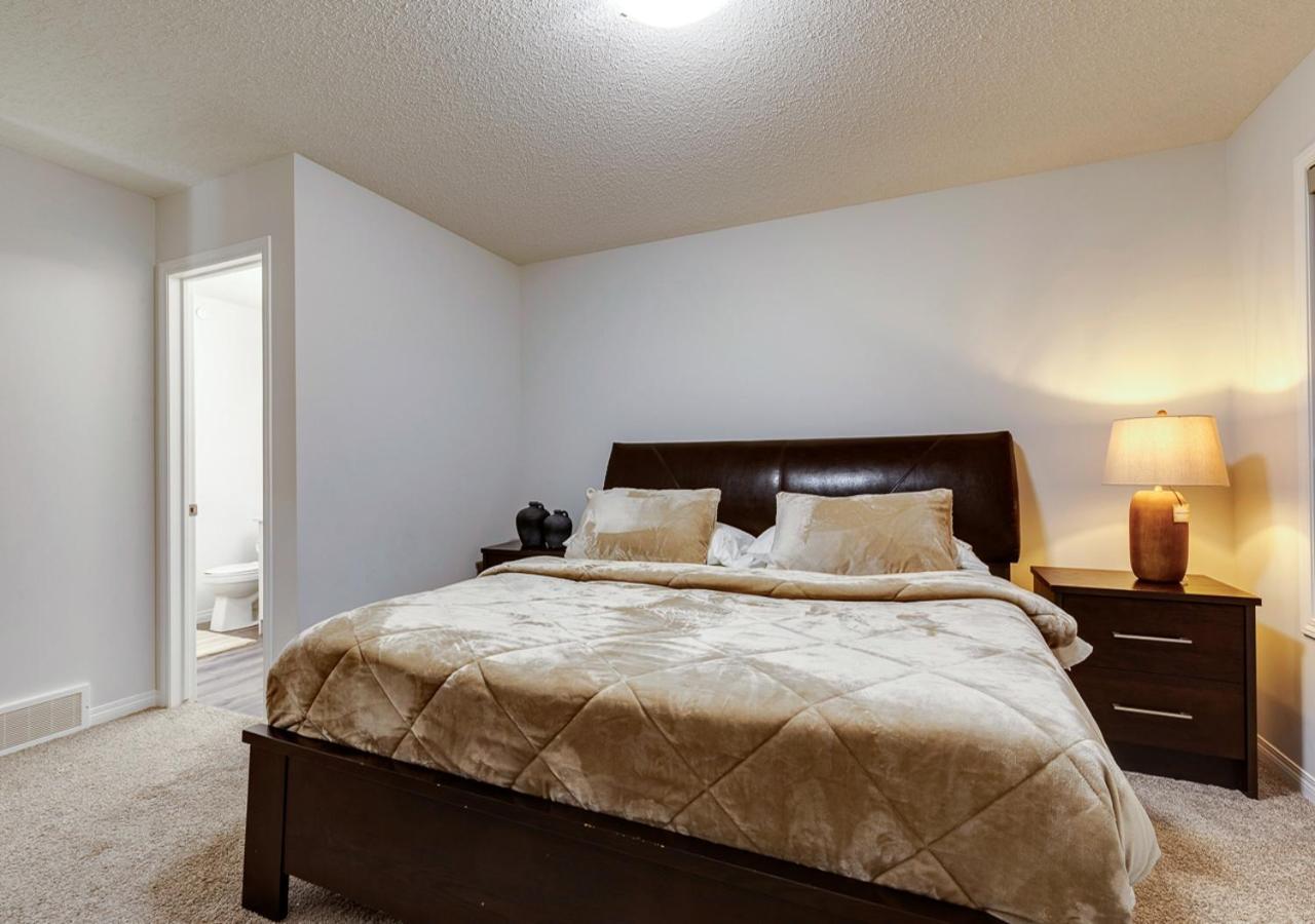 Stylish/4bedroom/freeparking/indoorfireplace Calgary