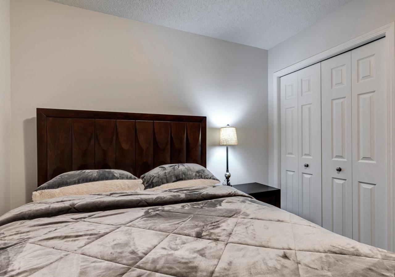 Hébergement de vacances Stylish/4bedroom/freeparking/indoorfireplace Calgary